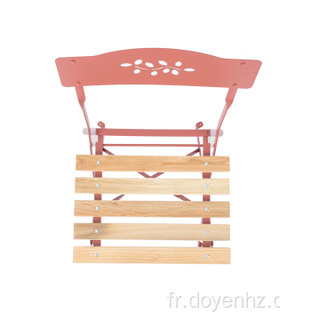 Chaise pliante en métal à lattes de bois avec motif de feuilles